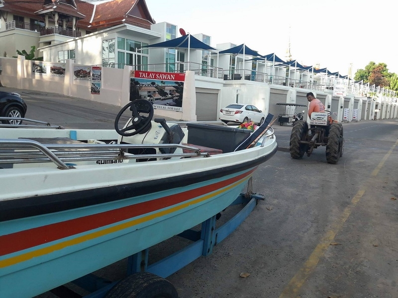 การเอาเรือลงที่หาดนี้แลดูน่าจะไม่ยากนะครับ :smile: :smile:

เห็นมีรถบริการนำเรือลงอยู่ ค่าบริการเป