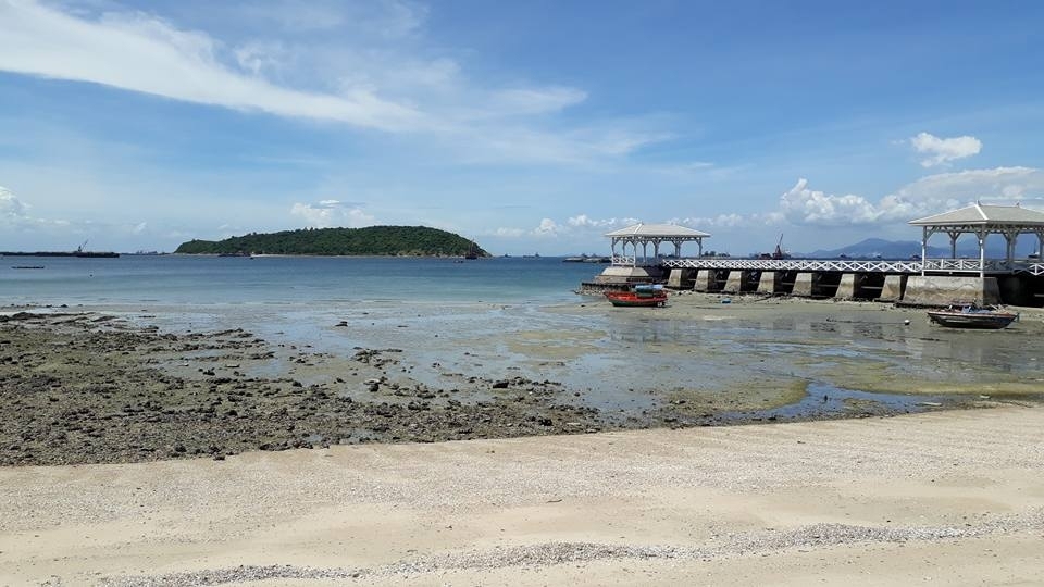 สะพานอัษฎางค์ครับ สวยงามมากมีประวัติศาสตร์มากมาย ถ้ามีใครได้มีโอกาสไปที่สีชังก็ลองไปดูครับ สวยงามมาก