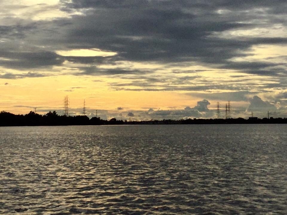 ส่วนรูปวิวนี้เป็นตอนล่องเรือขากลับมาที่ท่าสะอ้าน บรรยากาศ วิถีชีวิตริมน้ำ สดชื่นหายเหนื่อย กลับกรุงเ