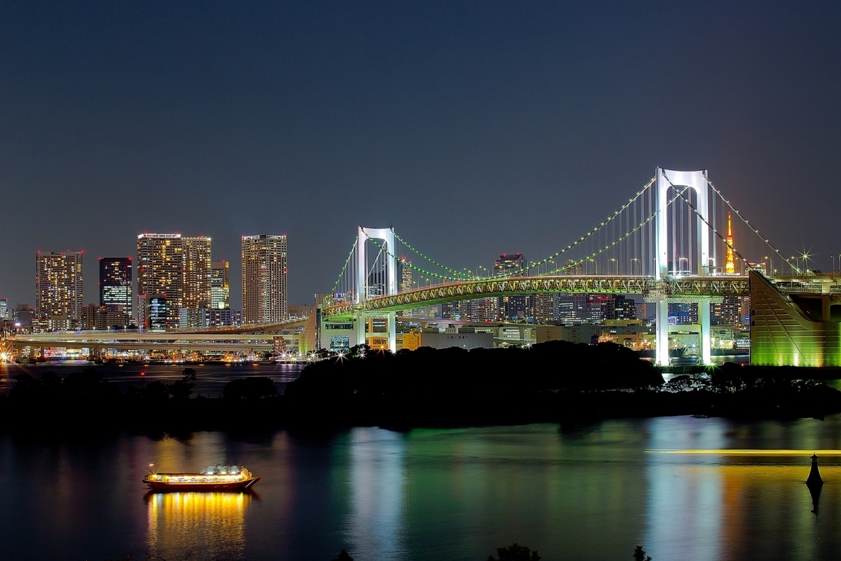 สะพานสายรุ้ง (Rainbow Bridge) เป็นสะพานที่เชื่อมต่อระหว่างเมืองโตเกียว และเกาะ โอไดบะ สามารถขับรถ เด