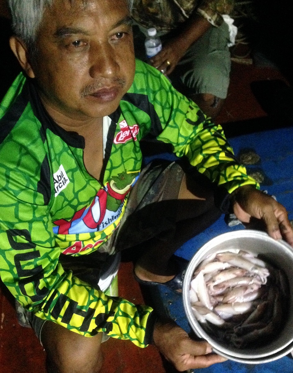 พี่มน ทัพบก จากราชบุรี
ก่อนจะเอาหมึกสดๆไปให้ปลากิน
ทำหมึกล้วกสดๆเป็นเหยื่อคนก่อน ดีกว่า55555 :love