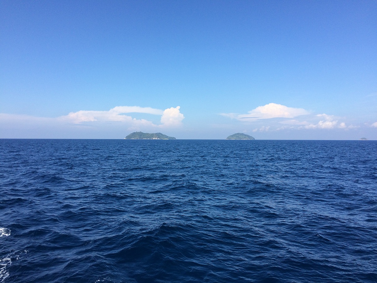 ตอนกลับวิ่งผ่านสิมิลัน คิดถึงตอนเอาเรือมาเองขับเรือวิ่งรอบเกาะสวยมากครับสิมิลันหาดสวยน้ำใสปะการังไม่