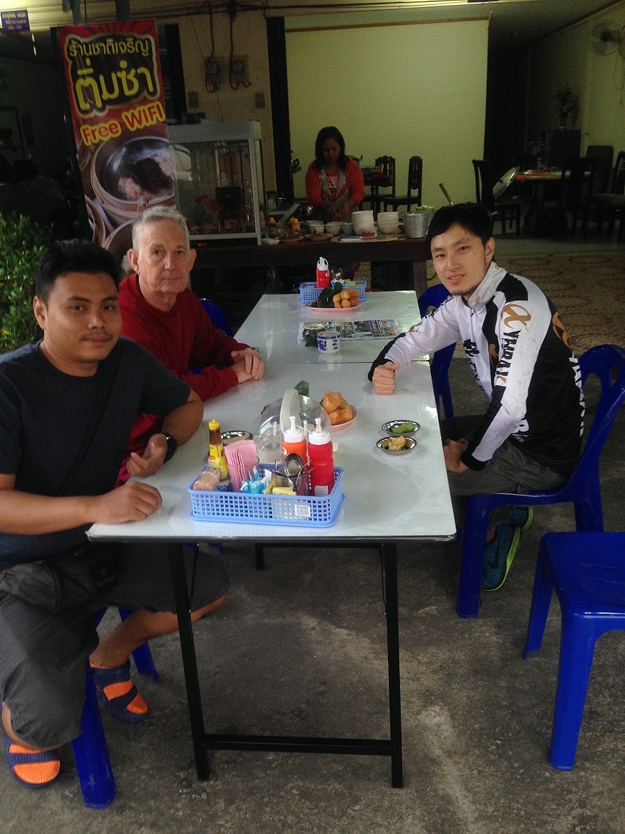 เช้าวันที่9 8.00นัดเจอกันกับทีมน้าเกรียติ จากปราจีน
กินอาหารเช้ารองท้องก่อนเข้าไปท่าเรือ
