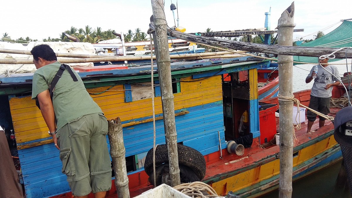 ถึงท่าเทียบเรือแล้วเรือไต๋ต้อยมารอรับแล้วครับ