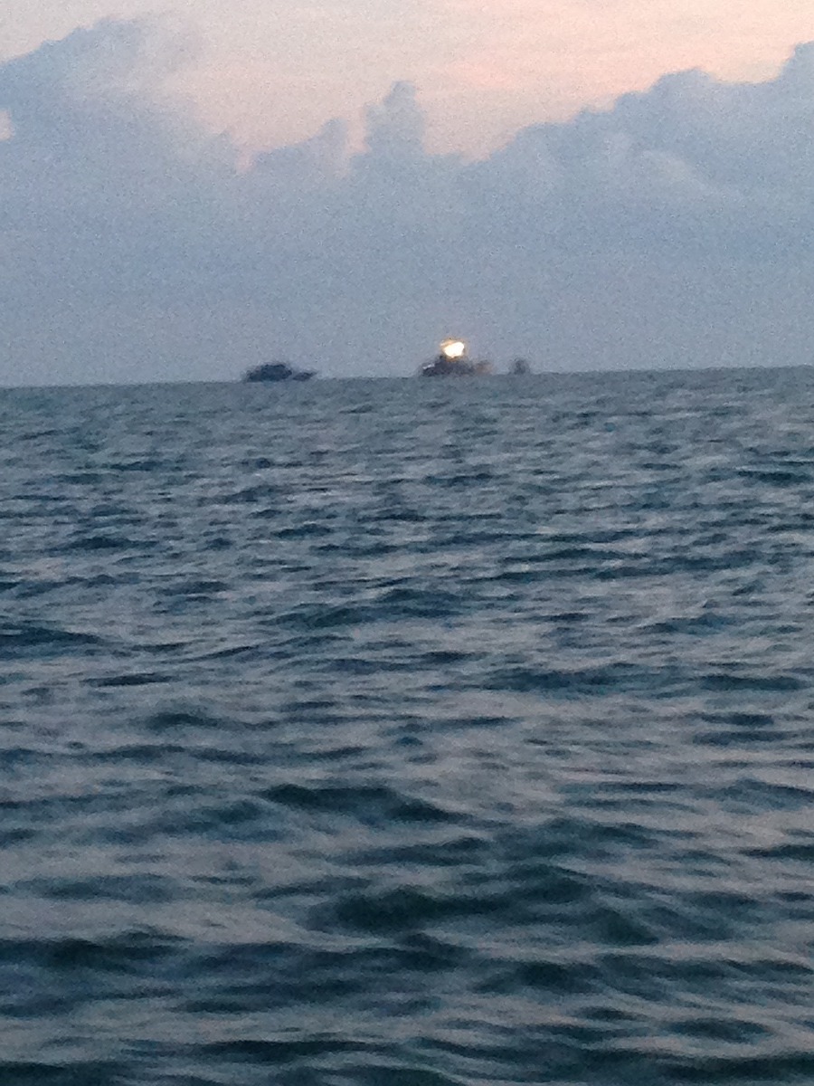 ออกมาตอนเช้าเจอเรือสัญชาติเวียดนามลักลอบมาทำประมงในน่านนำ้ไทยเลยโดน ตร นำ้ สั่งสอน