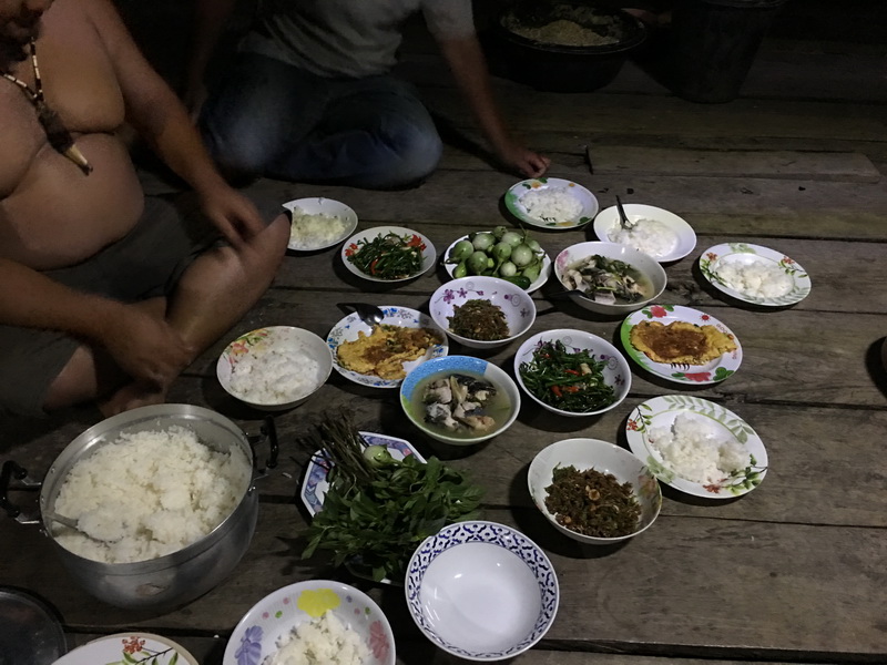 กับข้าวเสร็จแล้วๆ กินกันก่อนๆกองทัพเดินด้วยท้องครับ :laughing:
มื้อแรก  ต้มยำปลาช่อนกับชะโด  ไข่เจี