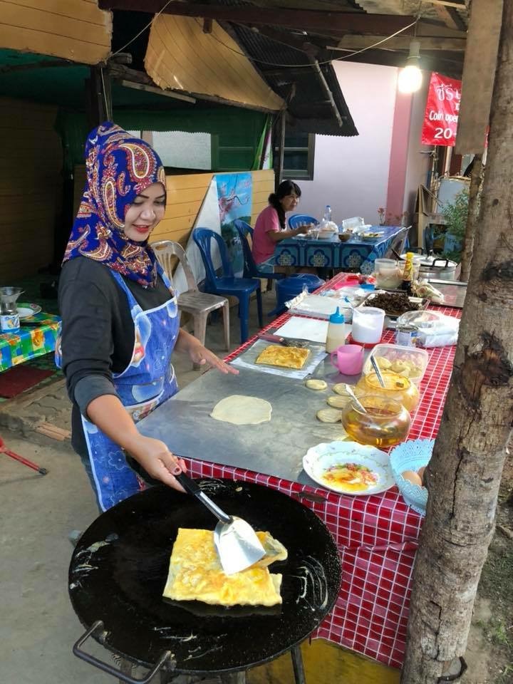 ตัดมาเช้าวันที่13/4/61 อาหารเช้าที่ร้านโรตี 
ที่เกาะลิบงอาหารเช้าต้องหากินเอง 
วันนี้8.00นเราจะไปด