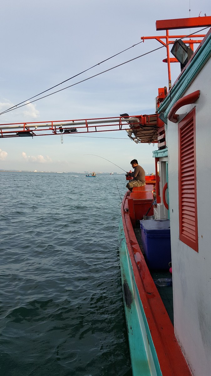 เวลา 17:30 น.ตามเวลาประเทศไทย ณ.แนวกั้นคลื่นแหลมฉบัง เป็นเวลาที่รอคอยกับการจองเรือ 5 เดือนเต็มจุดมุ่