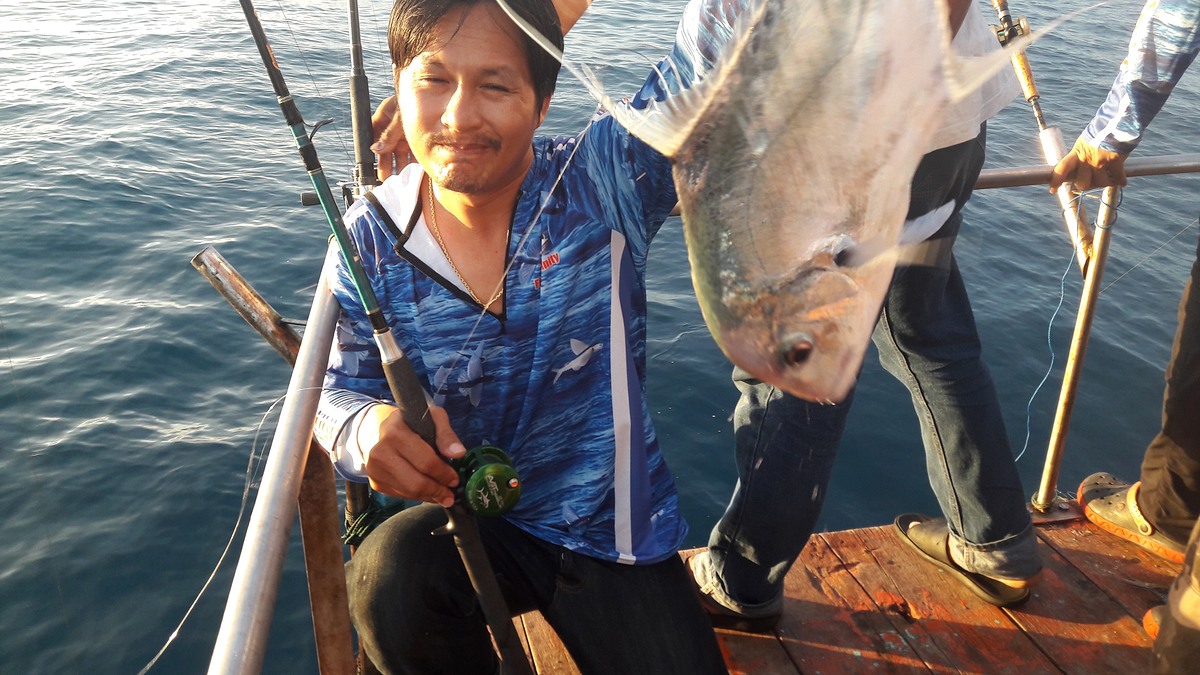 ท้ายเรือกิน....กินรอบลำเลย หลุดไม่สนใจหย่อนใหม่ก็กินอีก เสียงโวยวายดังรอบเรือ เหยียบตีนกันรึป่าวไม่ร