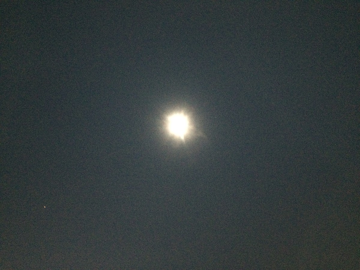 พระจันทร์สว่างมากครับคืนนี้