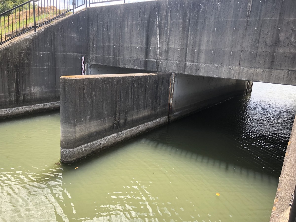 

 [center]ข้ามสะพานมาอีกรอบ ก็เจอประตูน้ำ จุดยุทธศาสตร์ที่ในการ์ตุนบอกไว้ครับ[/center]

 [cente