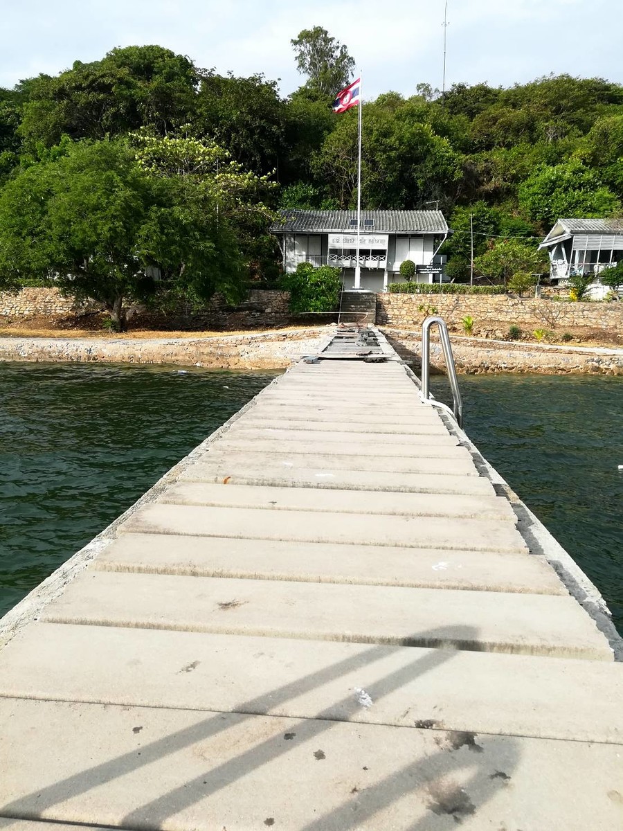 สะพานทหารเรือ ชำรุดอยู่ใครเดินไปตีหมึกก็ระมัดระวังหน่อย