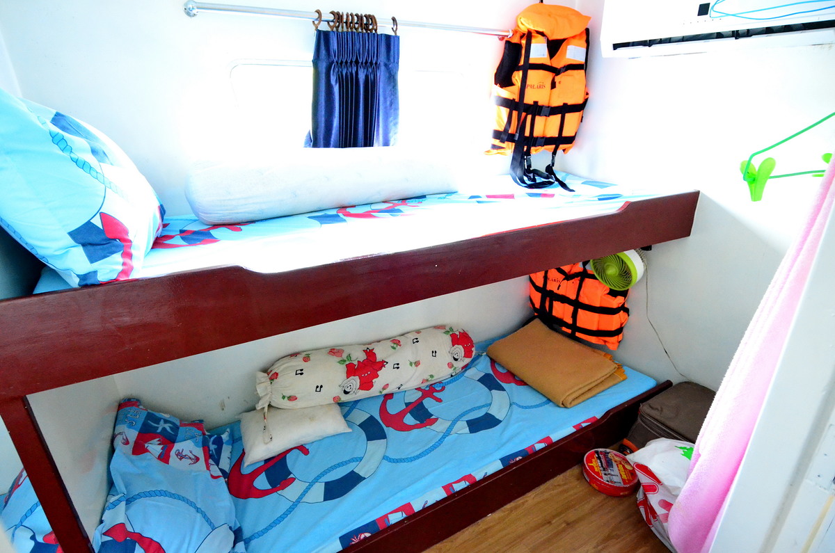 สังเกตได้ว่าทุกเตียงจะมีชูชีพแขวนไว้สำหรับสมาชิกทุกคนที่มาลงเรือ ตัวชูชีพสกรีนชื่อ Polaris ไว้ทุกตัว