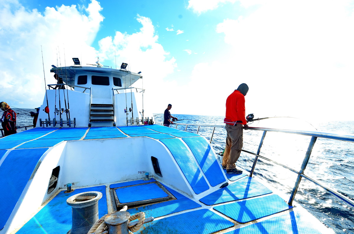 รอบ ๆ เรือในตอนเช้าวันแรกของเกมตกปลาที่รอคอยว่าจะได้ออกหรือเปล่าจากอิทธิพลของใต้ฝุ่นมังคุด  :smile: