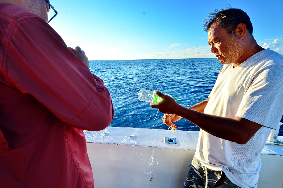 พี่เอกกับกิต อาซาริ ก็ช่วยกันเตรียมเบิร์ดและเหยื่อปลาหมึกฝังเบ็ด สำหรับงานลากเบิร์ดพิชิตปลาโอในช่วงเ