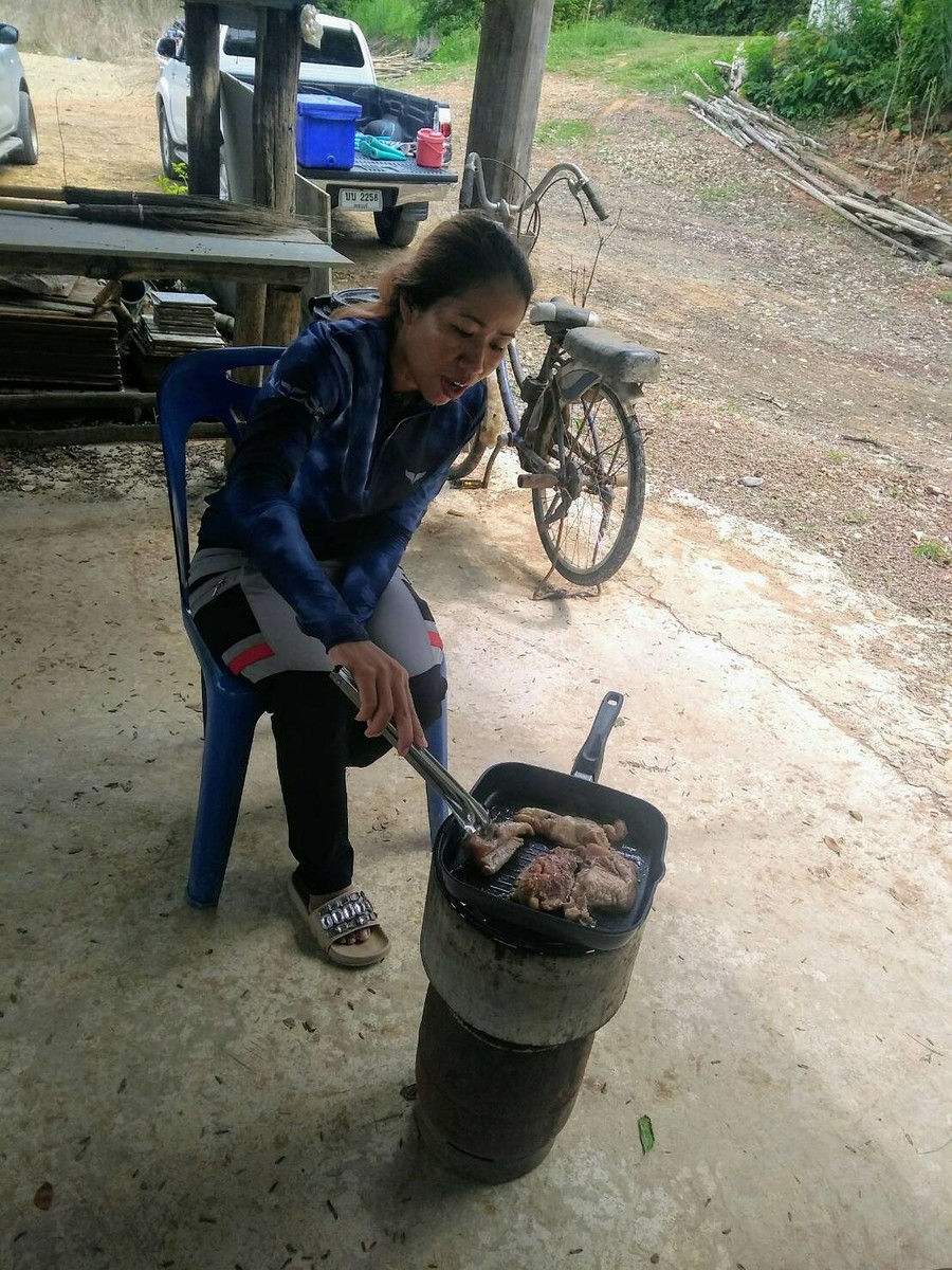 น้องนา แม่ครัวจำเป็น ถึงจะตามทีหลัง ก็ยังอุตส่าห์หมักไก่พริกไทยดำ มาย่างให้กินครับ