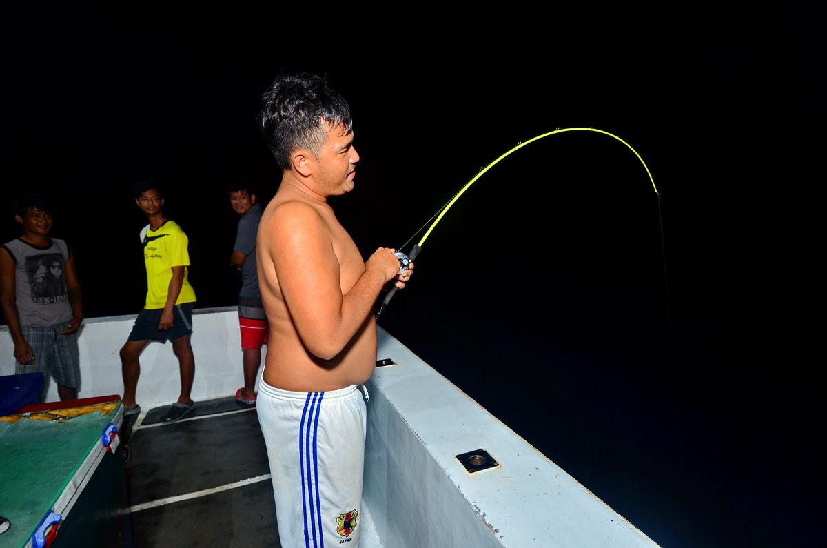 ท้ายเรือของโต้งคันสีเหลืองแสบตาก็ทำงานได้อย่างนุ่มนวลโค้งคำนับทะเลอย่างสุดแอ็คชั่นด้วยเกมนางนกต่อ :l