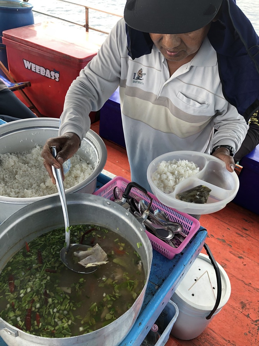พี่แดง เมืองนนท์ ซอยสามคี ก็ชอบกินปลา :cheer:
