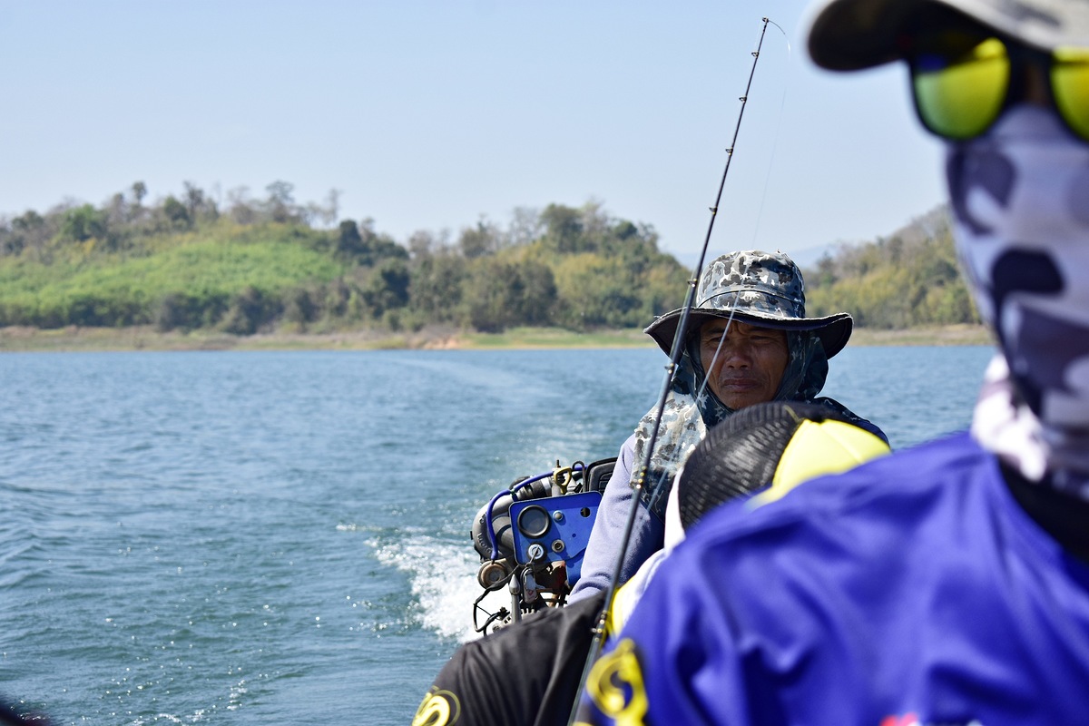 แอบถ่ายไต๋เรือ ผมชอบมาก แกพายเงียบ ตลกกับมุขที่เล่นกันบนเรือ  :laughing: :laughing: