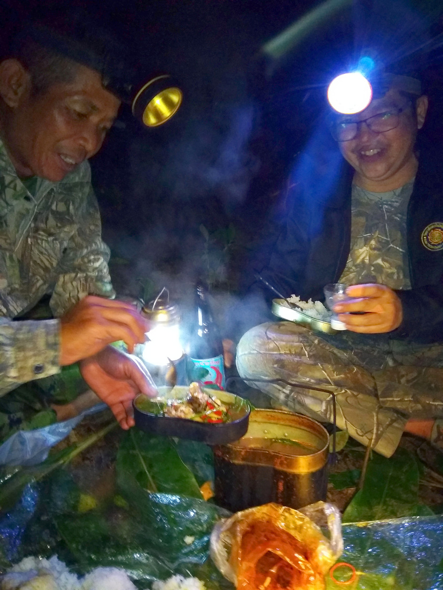  
[center] [b]แกงร้อนๆแบบนี้มันช่างเข้ากับบรรยากาศหนาวๆในป่าจริงๆ[/b][/center]