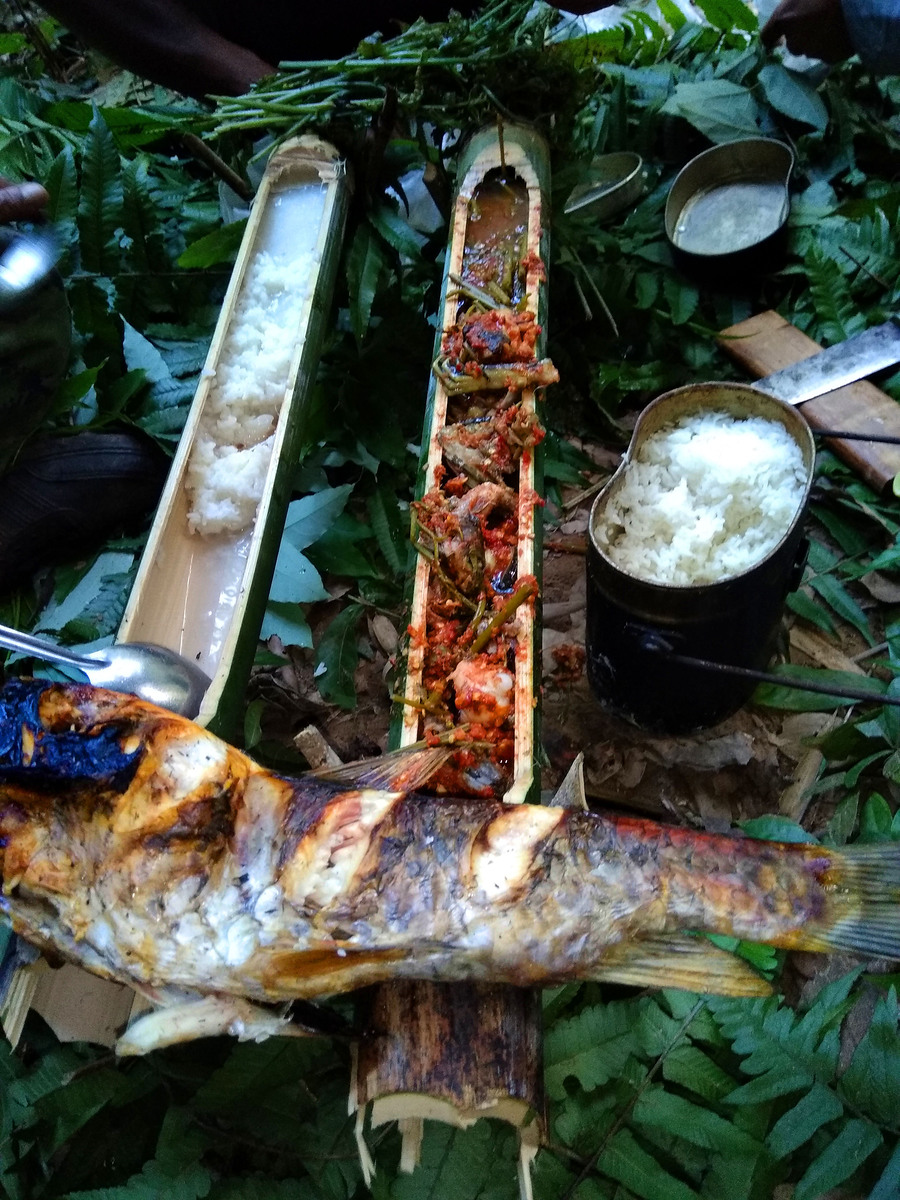 
 [center] [b]อีมูดแกงรวมกับปลาก้างแล้วอร่อยไปอีกแบบครับ[/b][/center]