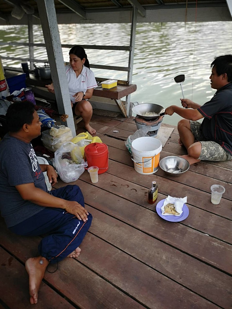 เมื่อแดดร่มลมตก ก็นำปลาที่เราตกได้มาประกอบอาหารกินครับ หรือจะเรียกว่ากับแก้มก็ได้ครับ 555+