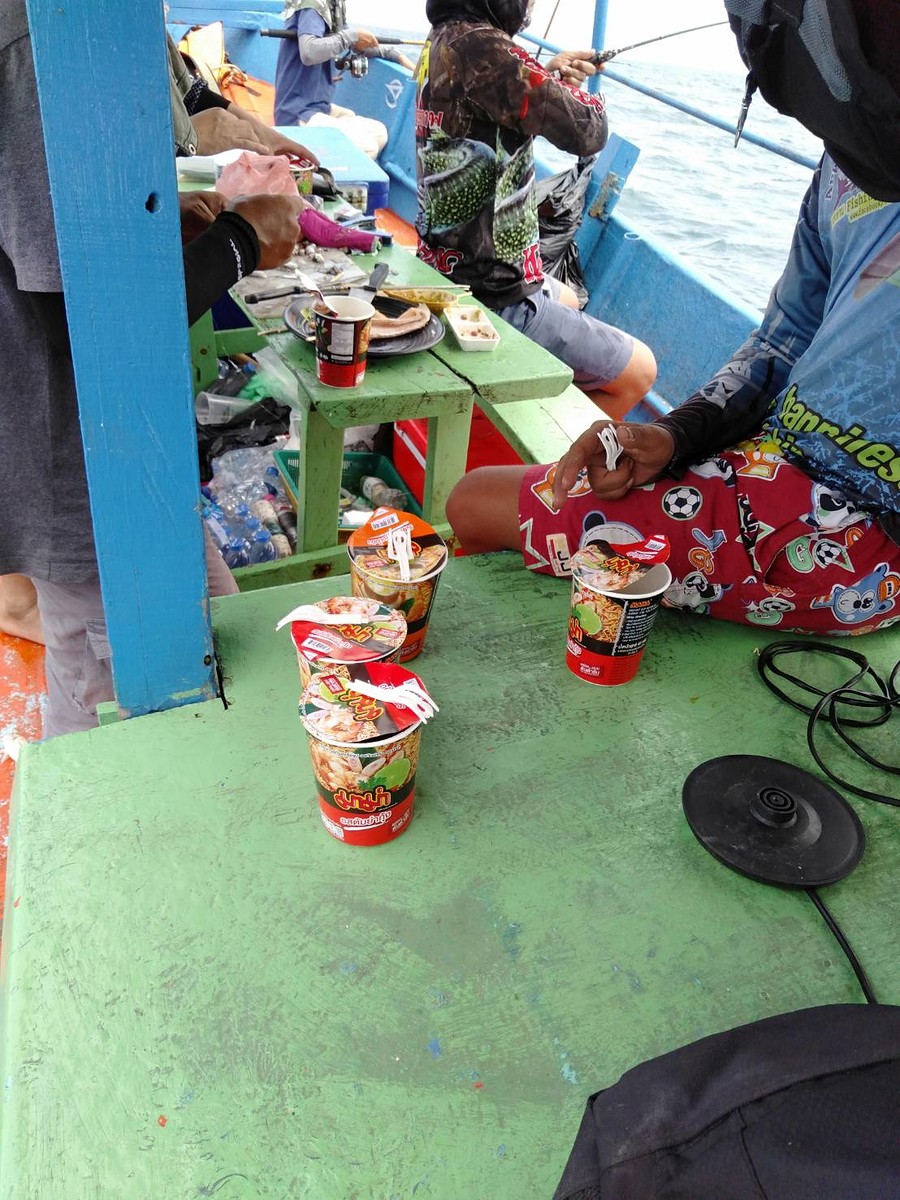อาหารเช้าบนเรือ เนื่องด้วยเรือเราเล็กอาหารก็ต้องประมาณนี้ครับ