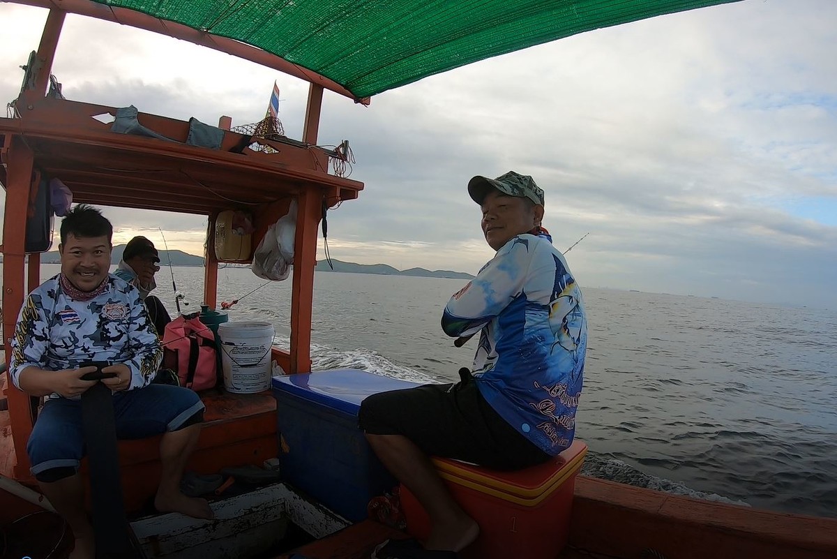 6.30 น. ขนของสัมภาระลงเรือเป็นที่เรียบร้อย
ไต๋สอดก็พาพวกเรามุ่งหน้าไปสู่หมาย เพื่อหาหมอนข้าง
ระหว่