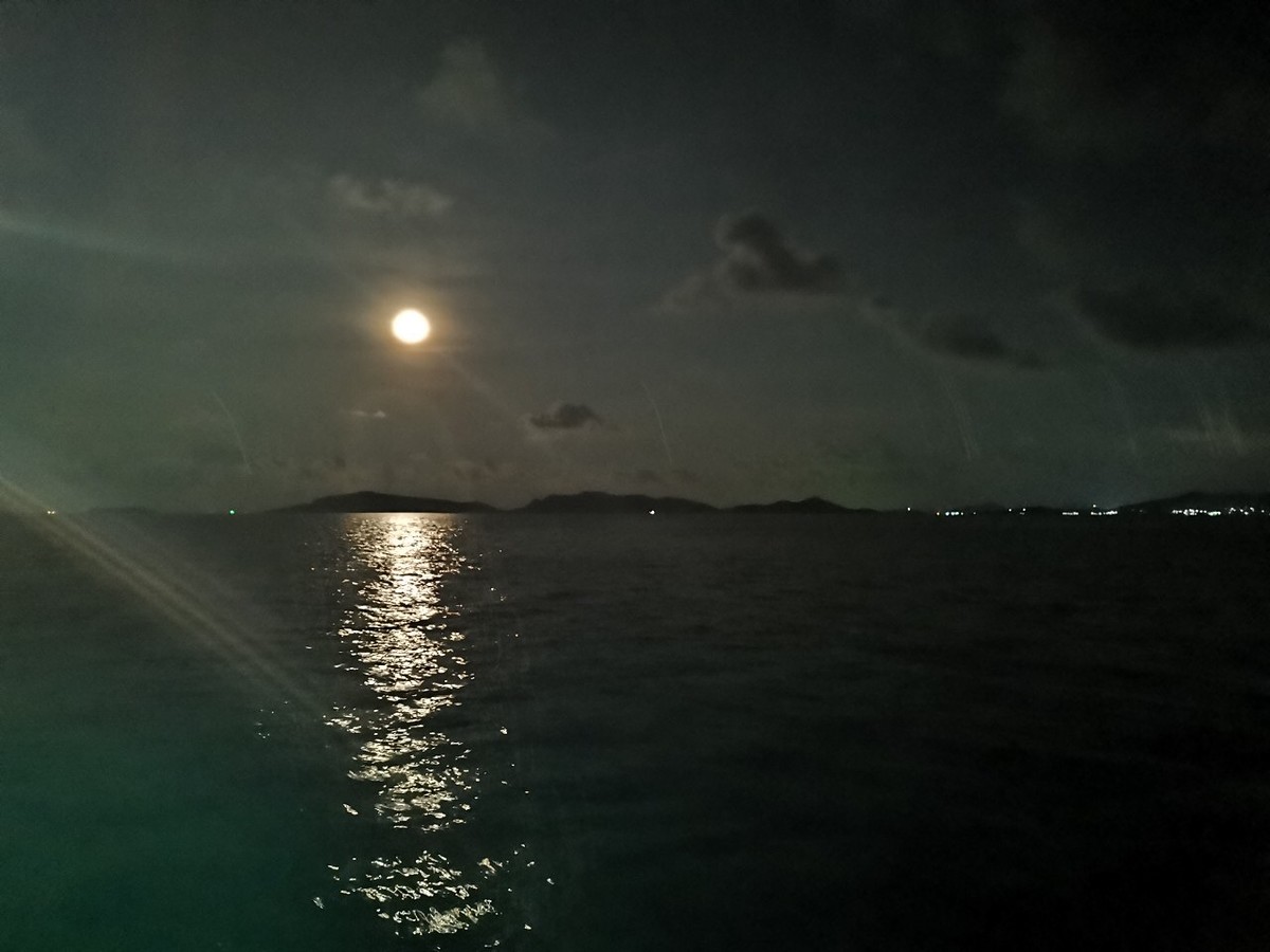คืนนี้เป็นคืนเดือนหงายพระจันทร์ลอยเป็นสง่า แสงจันทร์สว่างไสว ตกกระทบกับท้องน้ำสะท้อนระยิบระยับดูช่าง