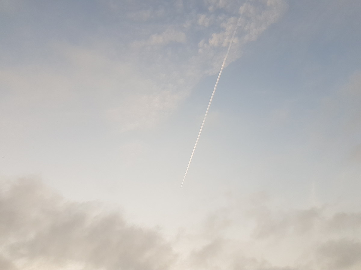 [b]มองฟ้าสวยๆ กับเส้นไอพ่นเครื่องบินไปพราง[/b] :love: