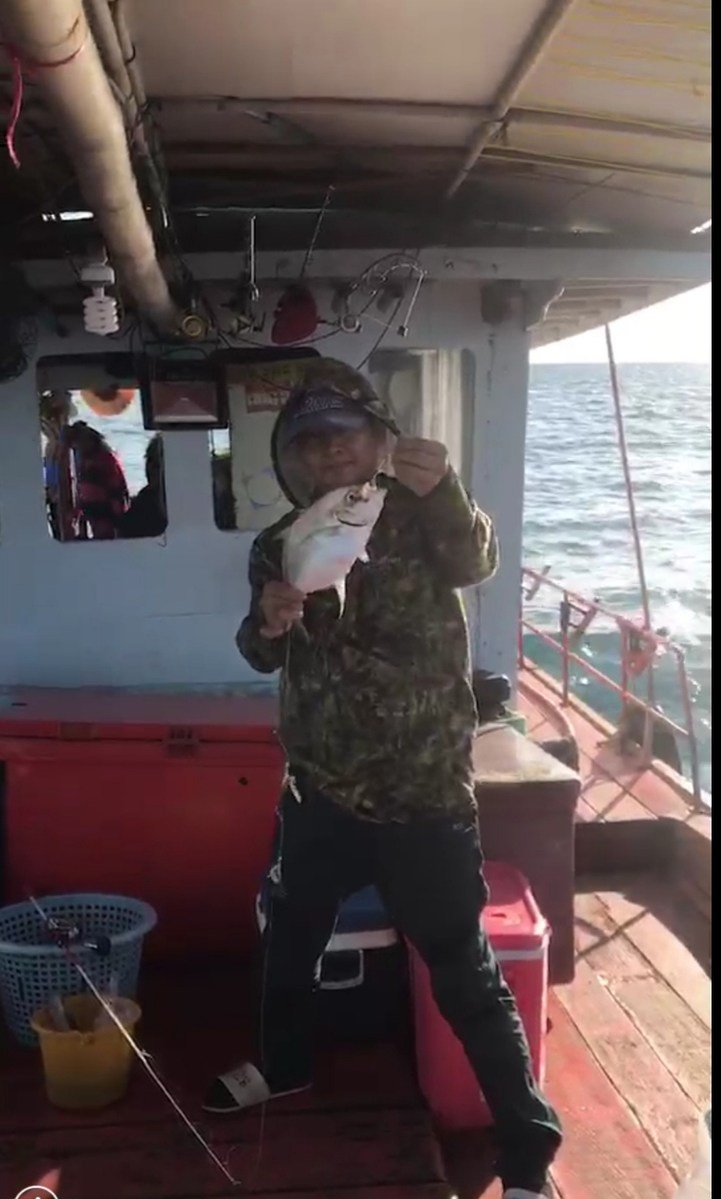 ปลากับข้าว  พอได้ช่วยประทังชีวิตพวกเรา5-6 คนบนเรือได้ครับ    :laughing: :grin: :grin: :grin:
