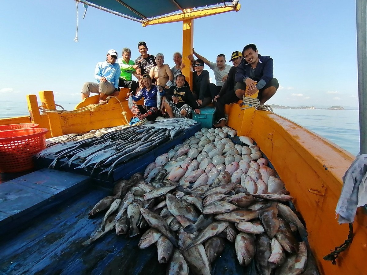 รูปเมื่อกี้ขาดผมทริปนี้เราได้ปลารวมๆสีร้อยโลได้ครับ
ปลาตัวไม่ถึงโลอีกสองตะกร้าไม่ได้เรียง