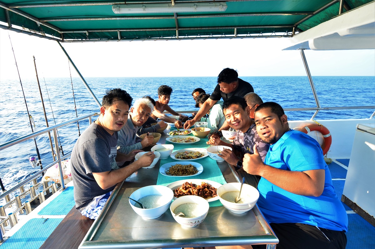 ตัดมาตอนเช้าอีกวันของการเดินทางในวันที่ 2 ครับ เรารับประทานอาหารมื้ออร่อยกันบนชั้นที่ 2 ของเรือ POLA