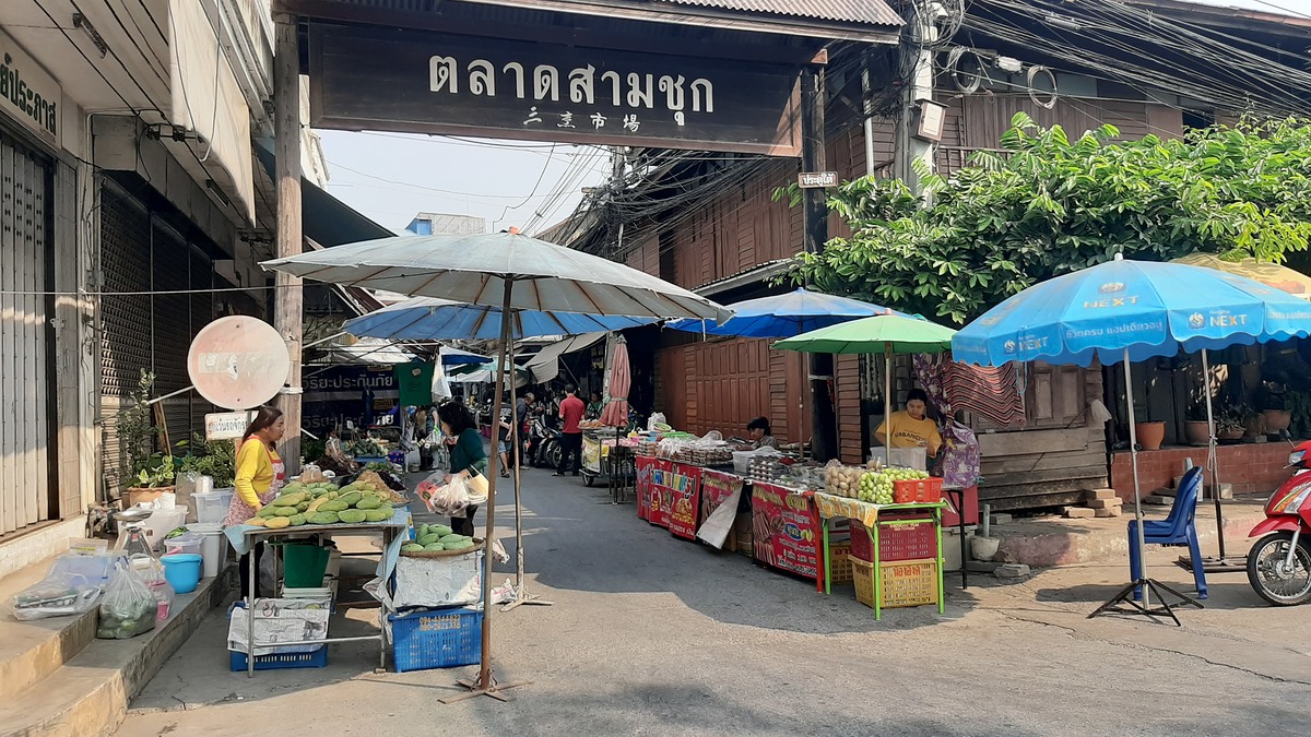  [b]มาถึงสุพรรณต้องแวะก่อนเลยตลาดสามชุกตลาดเก่าแก่ของจังหวัดสุพรรณบุรีของกินเยอะแยะมากมาย[/b]