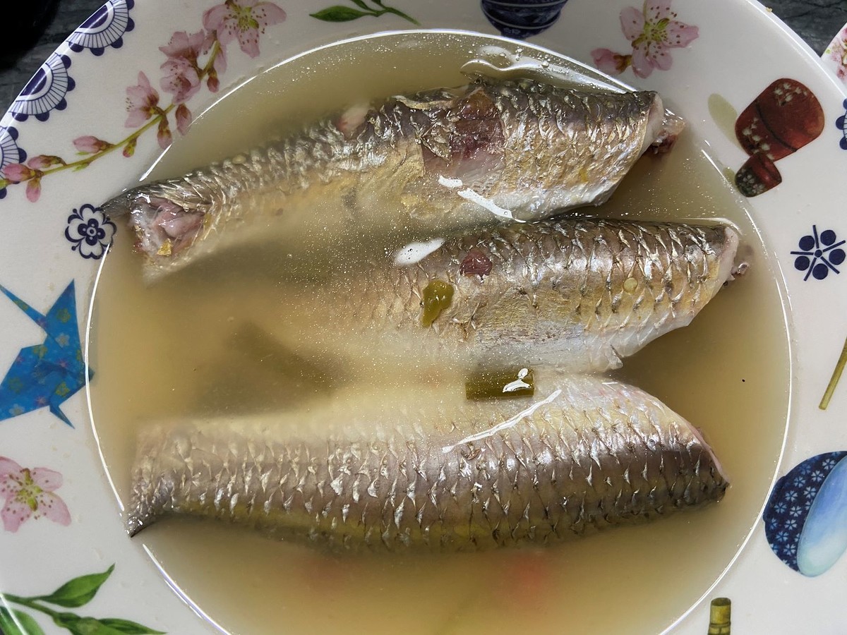  สรุปวันนี้ไม่ได้ตกปลาแต่ได้ปลากระบอกมาต้มบีบมะนาว
ปลาสดๆทำแค่นี้ก็สุดยอดแล้วครับกินกับน้ำชาเย็นๆ