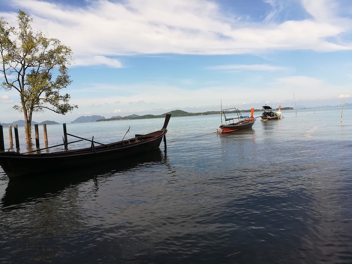 วันถัดมา.. บรรยากาศก่อนออกเรือไปตกปลาครับ อากาศดีคลื่นลมสงบ  :love: