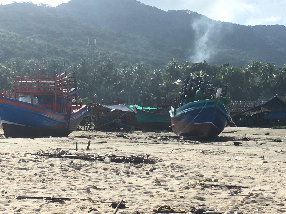 พอข้ามพ้นมาได้ เจอเรือที่จอดเกยหาดไว้ ไม่มั่นใจว่ายังไม่ถึง ฤดูออก หรือจอดรอซ่อม 