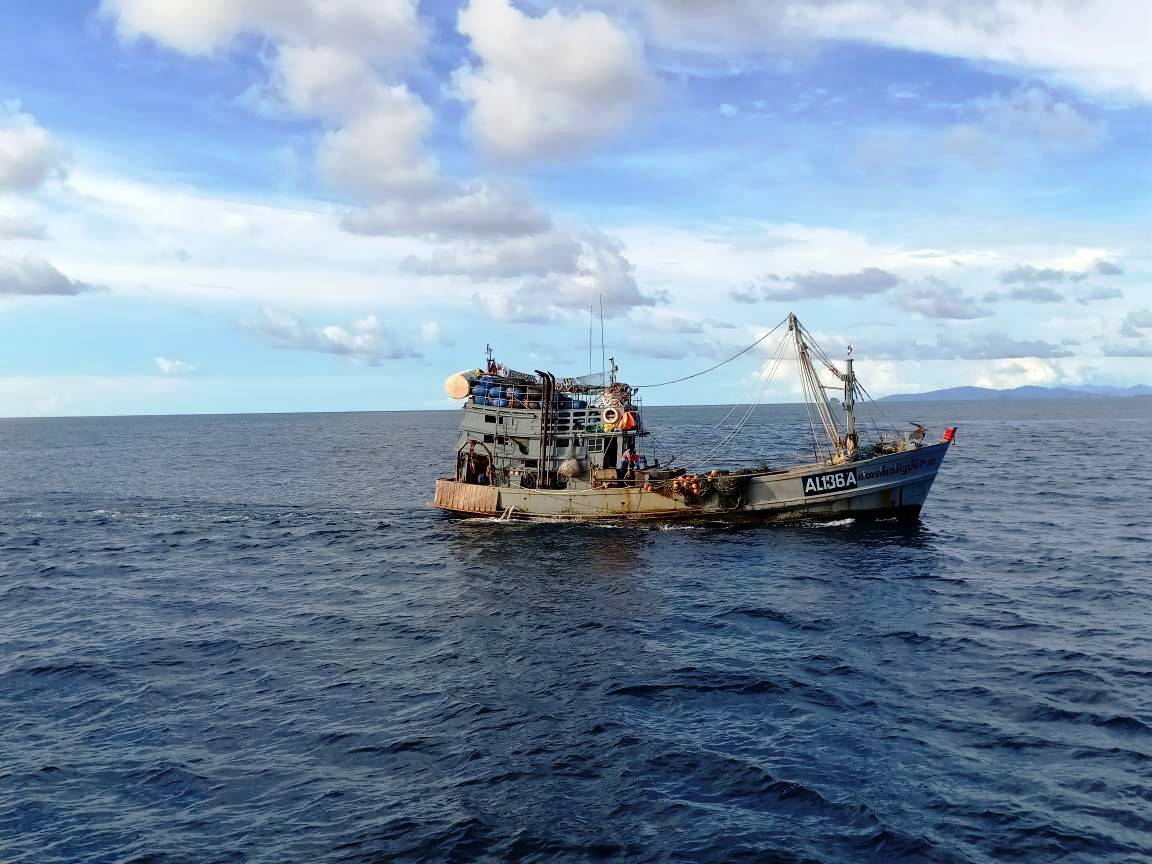 แวะเอาเสบียงพรรคพวก เรืออวนลากแถวเกาะสุรินทร์