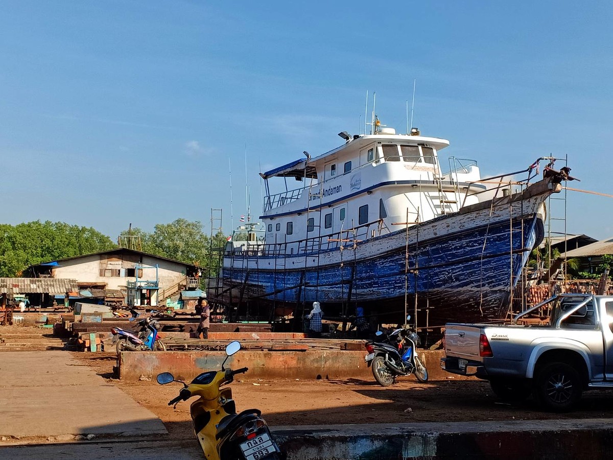 เรือตอนนี้เอาขึ้นคานทำสีท้องเรือ ลงคานอาทิตย์หน้า สนใจไปตกปลา ก้ติดต่อมาได้ครับ