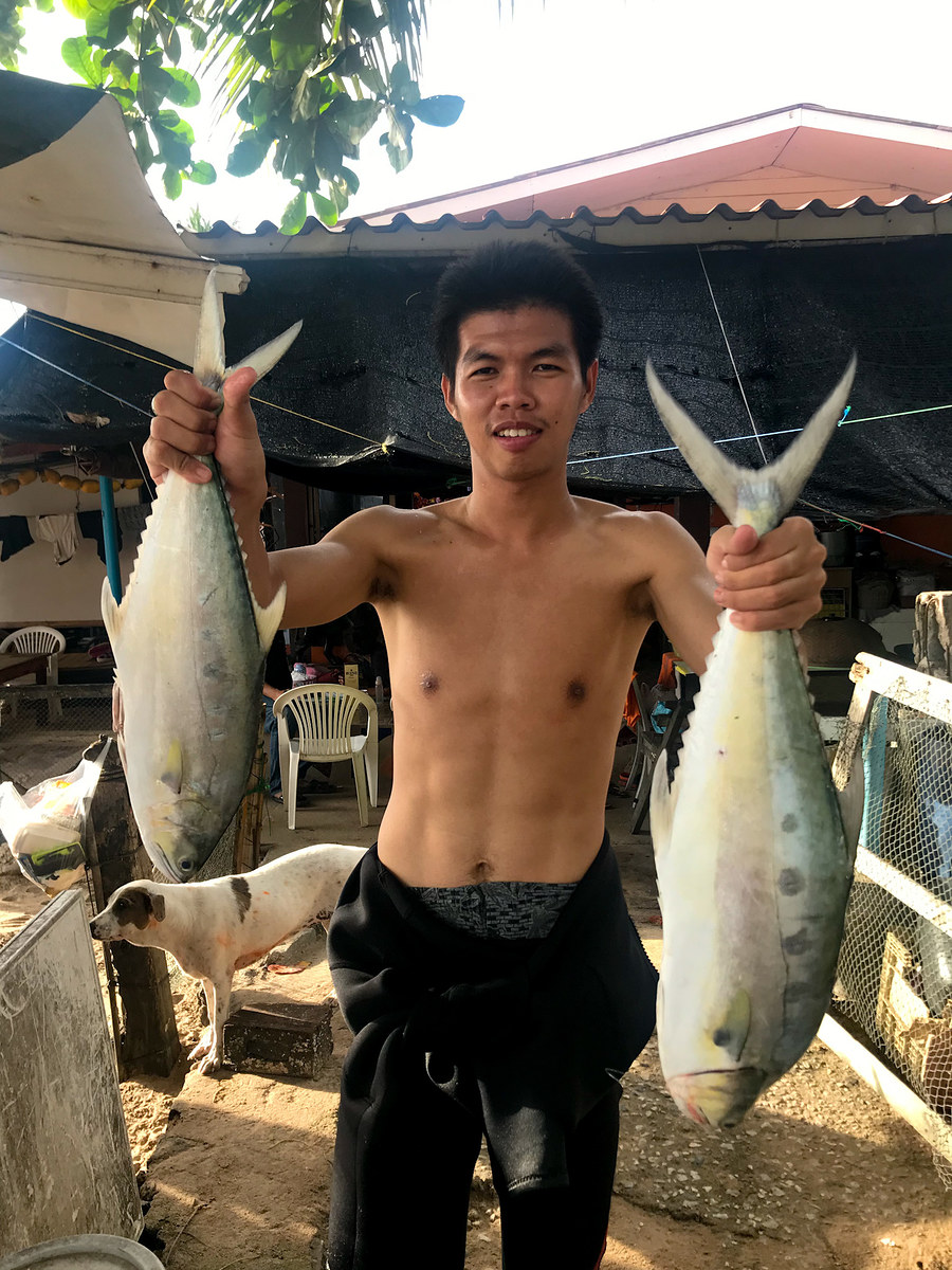 ทริปทดสอบเรือครึ่งวันก็ผ่านไปด้วยความทุลักทุเล ทั้งหาน้ำมันสำรองไม่ได้ ได้เหยื่อแล้วลืมรอก ทั้งน้ำมั