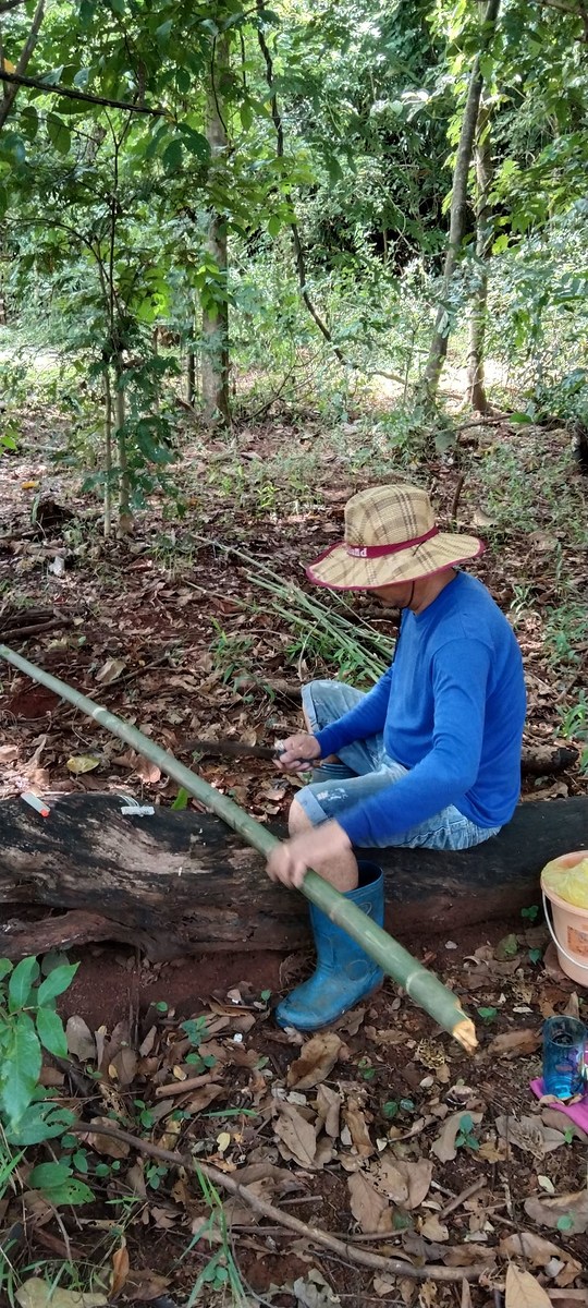 เมื่อผูกเบ็ดได้ครบจำนวนก็หาร่มพัก ที่เกาะคอกวัว มีต้นไม้เยอะครับ ร่มเย็นสบาย เลยหาไม้มาทำอุปกรณ์การด