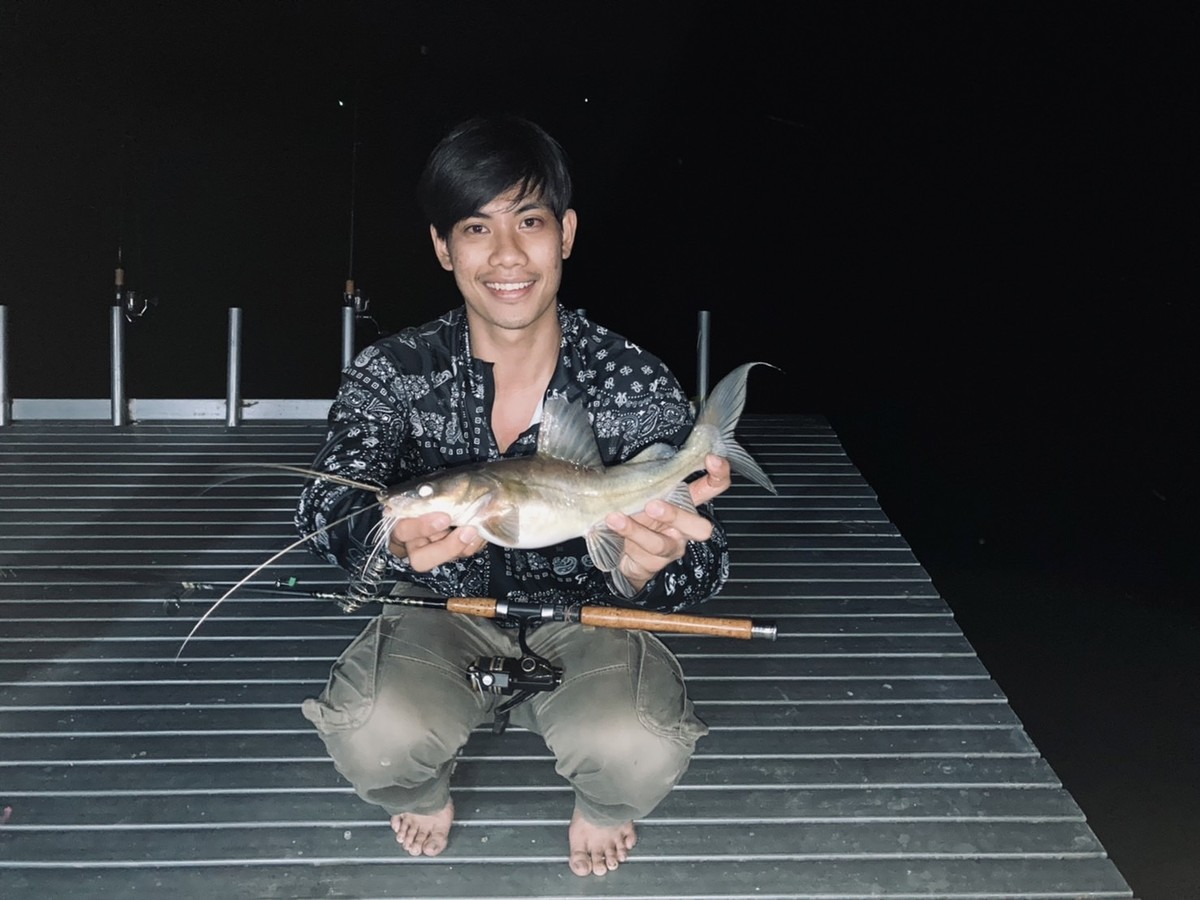  [center]ช่วงกลางคืนผมก็ได้มาตกแนว night fishing ก็โดนปลากดตัวสวยๆขึ้นมาครับ[/center]