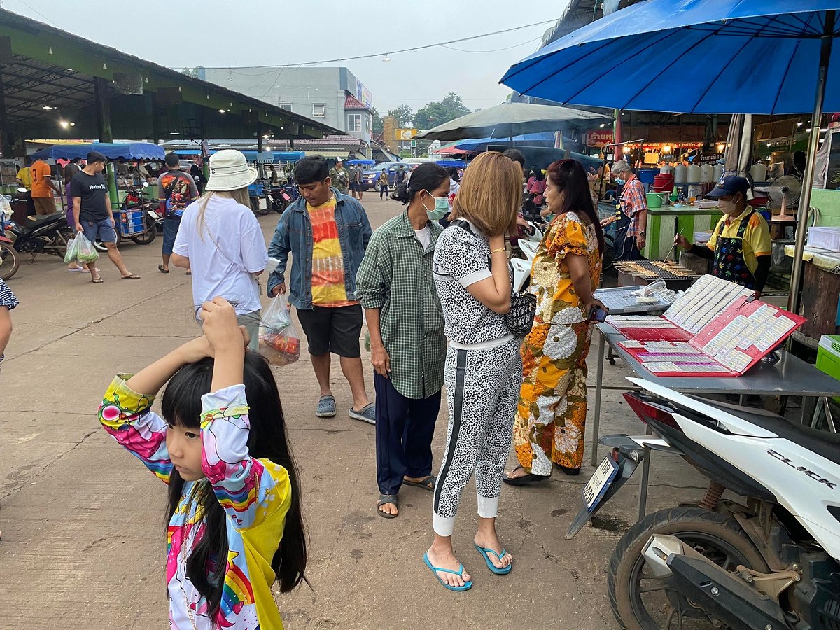  [b]พระมาพอดีครับรอใส่บาตร[/b]