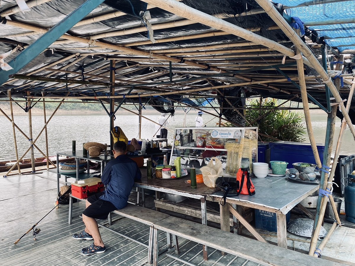 เราแวะมาพักกลางวันที่แพก๋วยเตี๋ยวที่ขึ้นชื่อ วันนี้มีนักตกปลาเข้ามาพักหลบร้อนที่นี่กันเยอะ
เรากินก๋