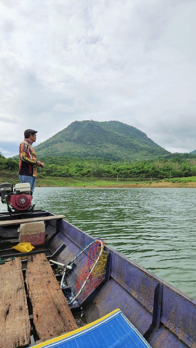 ผมอยู่ท้ายเรือ  ด้วยความที่ว่าเลิกตกปลามานานแล้ว  เลยทำอะไรเก้ๆกังๆไปหมดละครับ  ตีไม่แม่น  ไม่เร็ว  