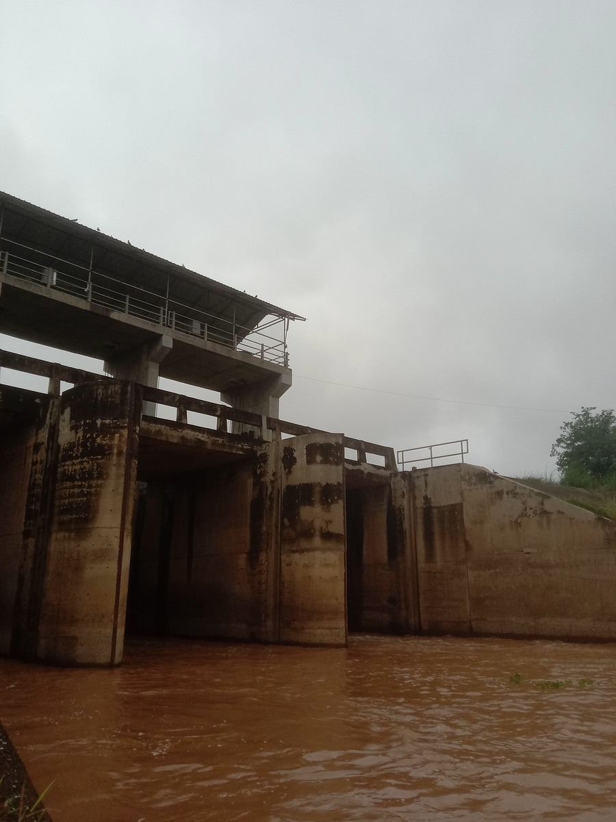 ปลายฤดู สภาพอากาศท้องฟ้าปิด เมฆฝนล