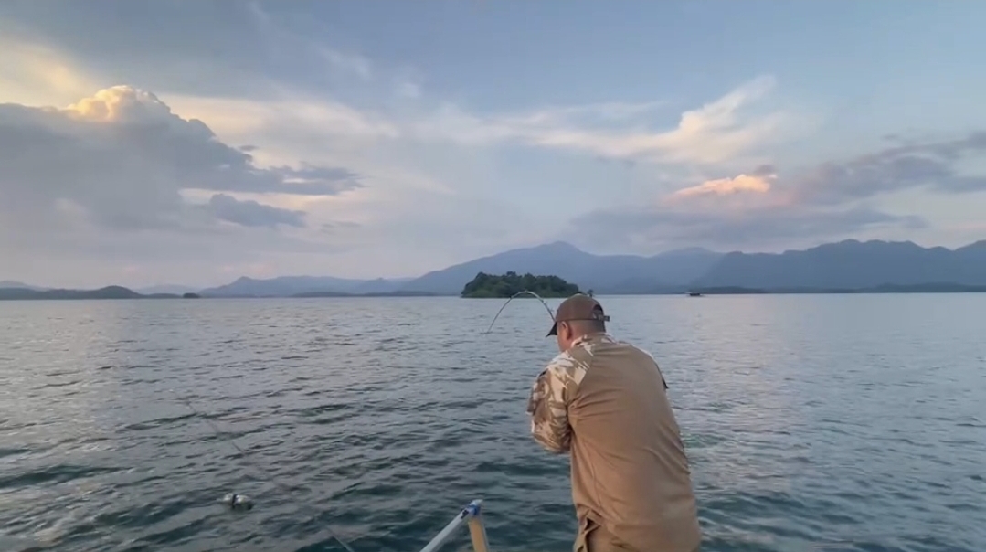  [b]เพราะปลาไปพันทุ่นอ่อยอันเก่าก่อน