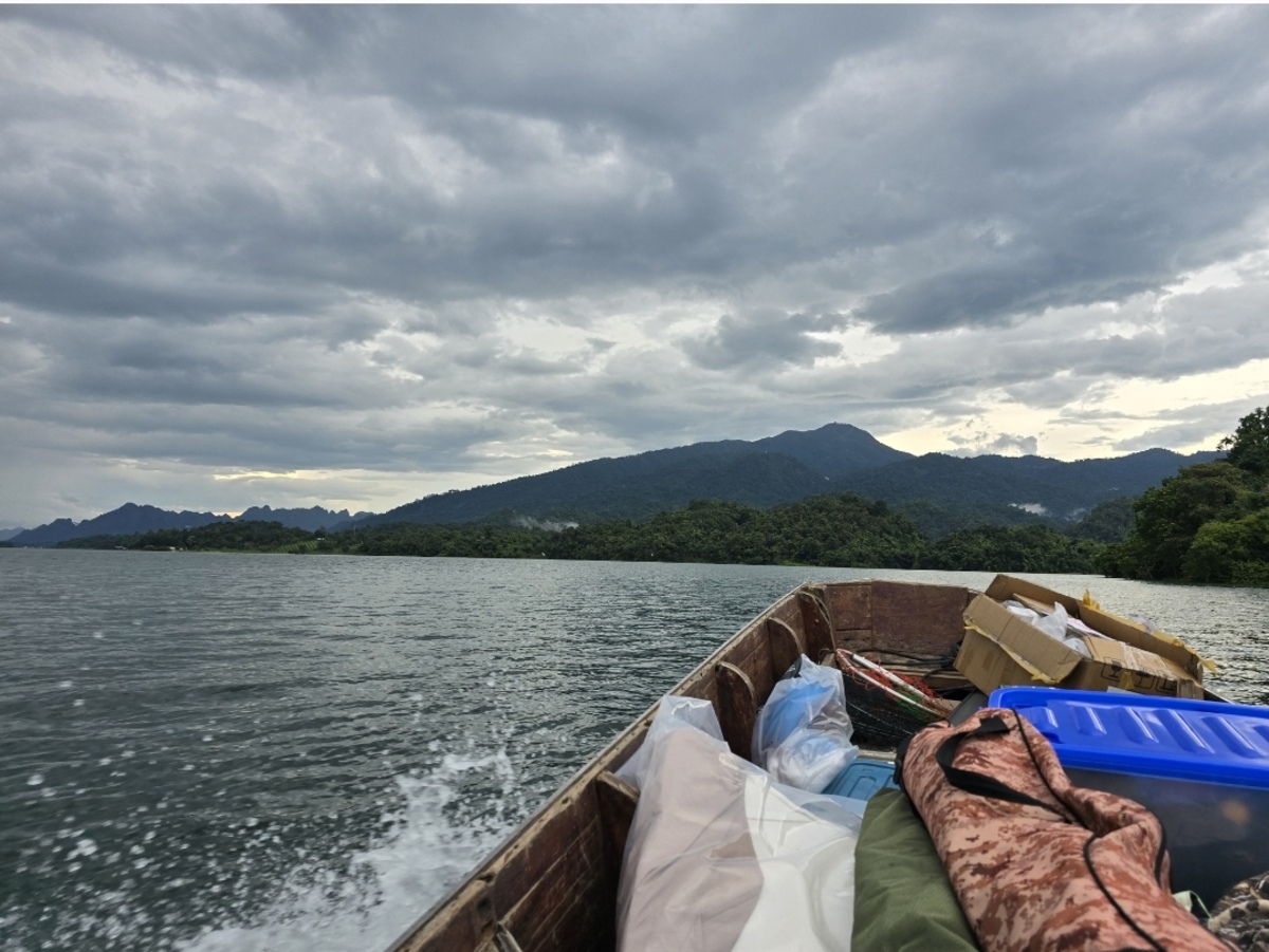  [b]เรือวิ่งผ่านหมู่เกาะน้อยใหญ่ชมไป