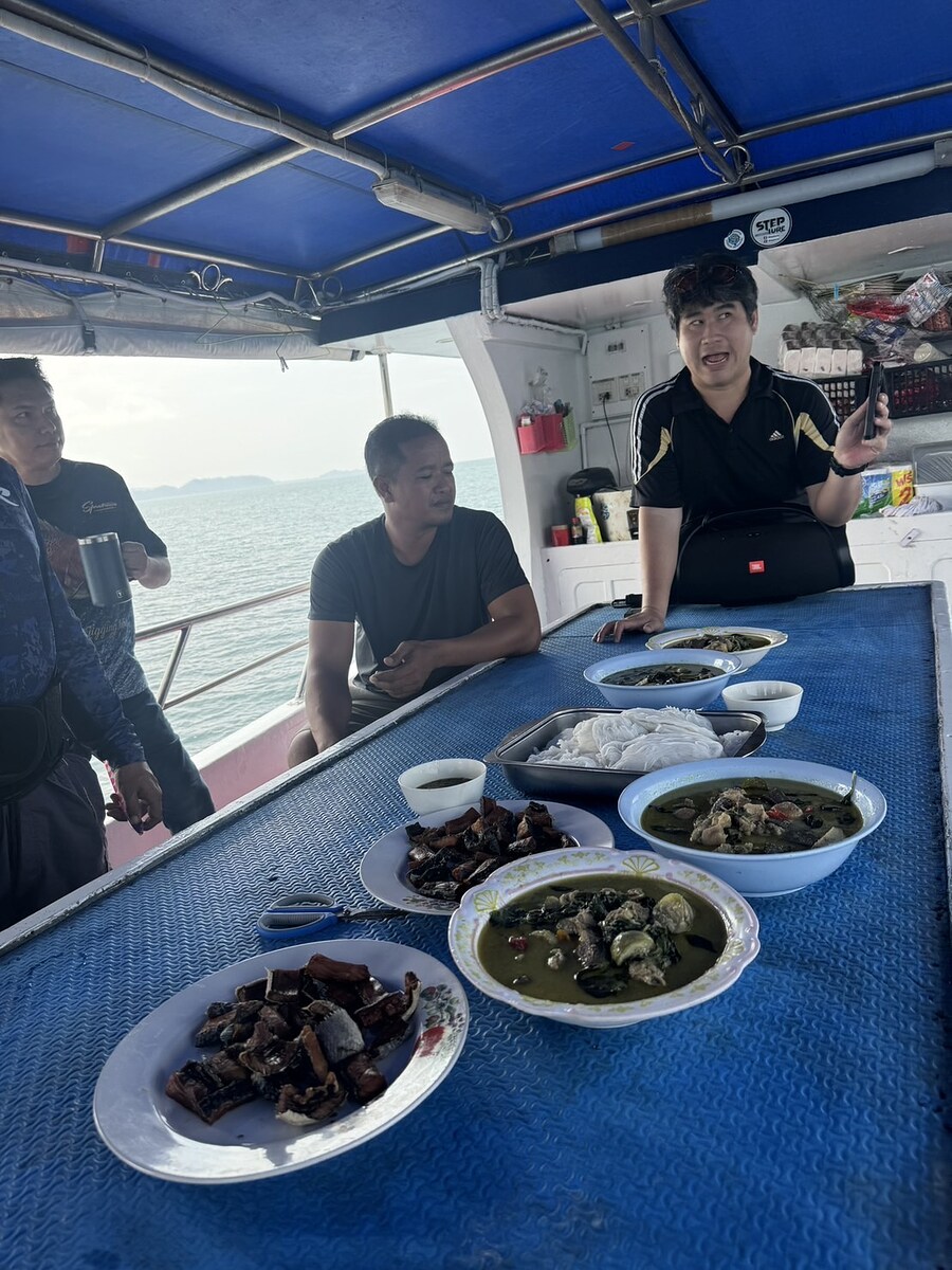 ทีมงานมารอแล้ว อาหารเรือพี่กิตอร่อ