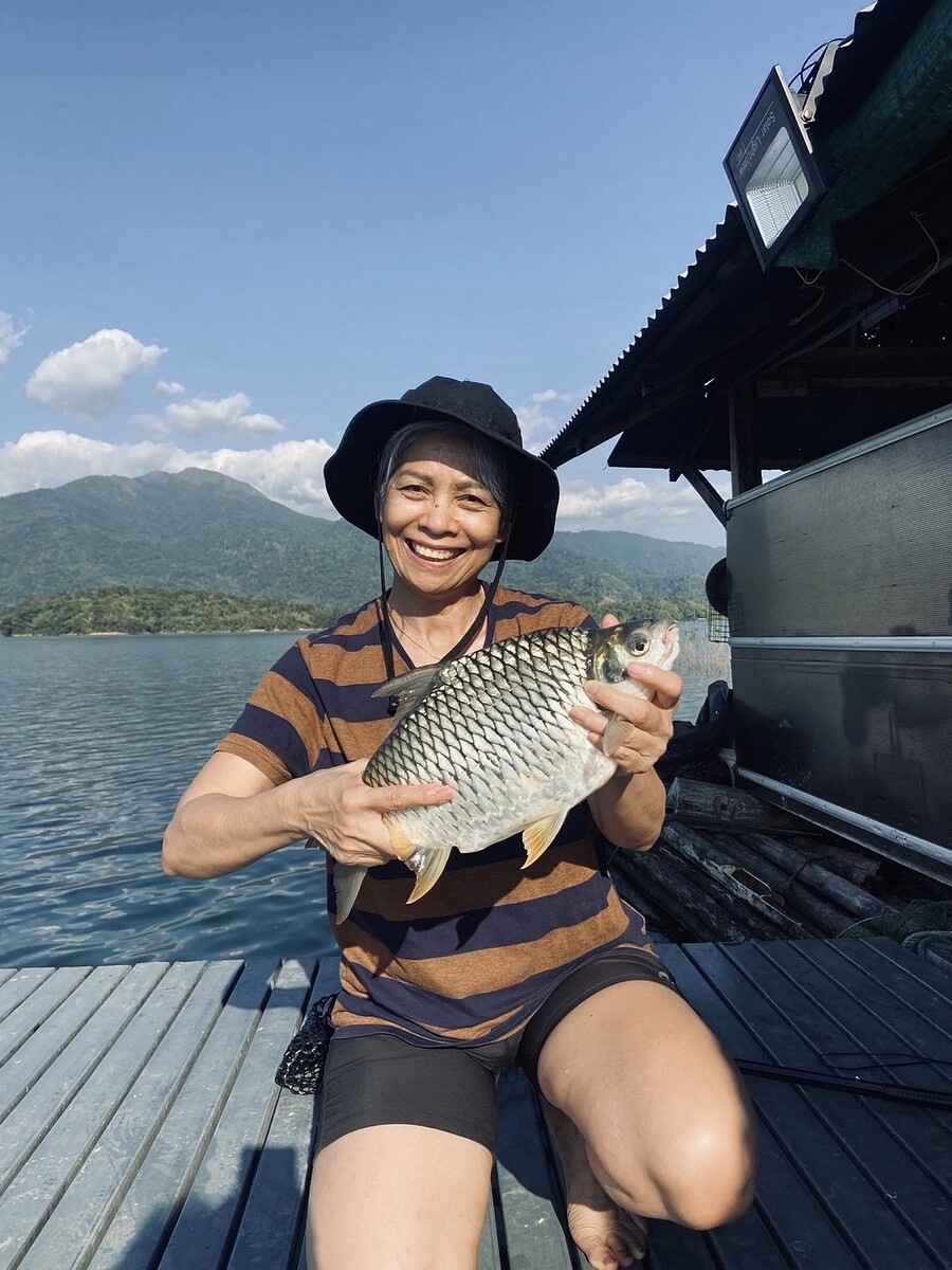 คุณแม่เองก็โดนปลาตะเพียนไซส์ใหญ่ๆครับ 
ยิ้มแก้มปริเลยทีเดียว 